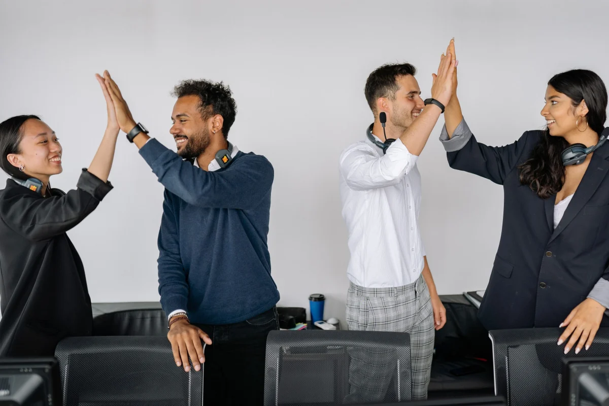 Kollegen beim gemeinsamen Abklatschen
